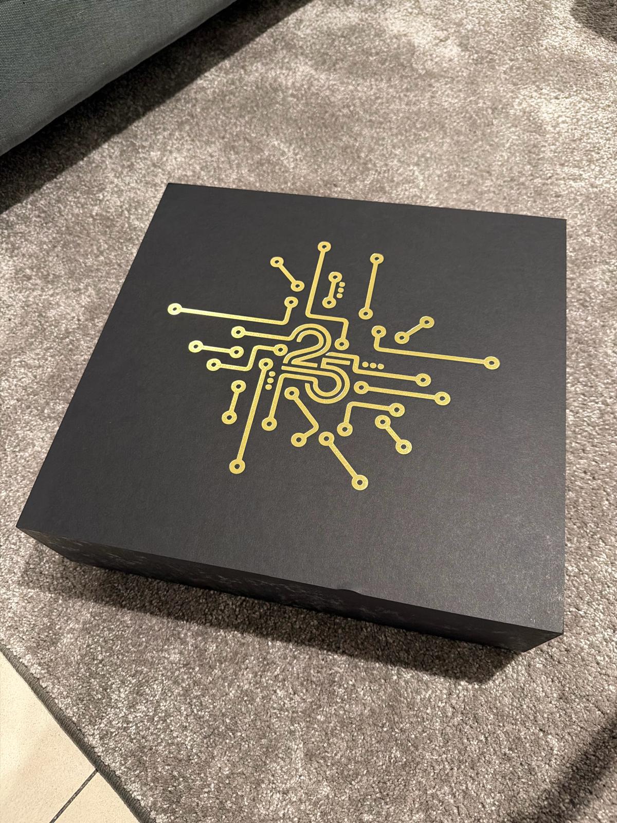 Presentlåda med inet 25-jubileumslogo