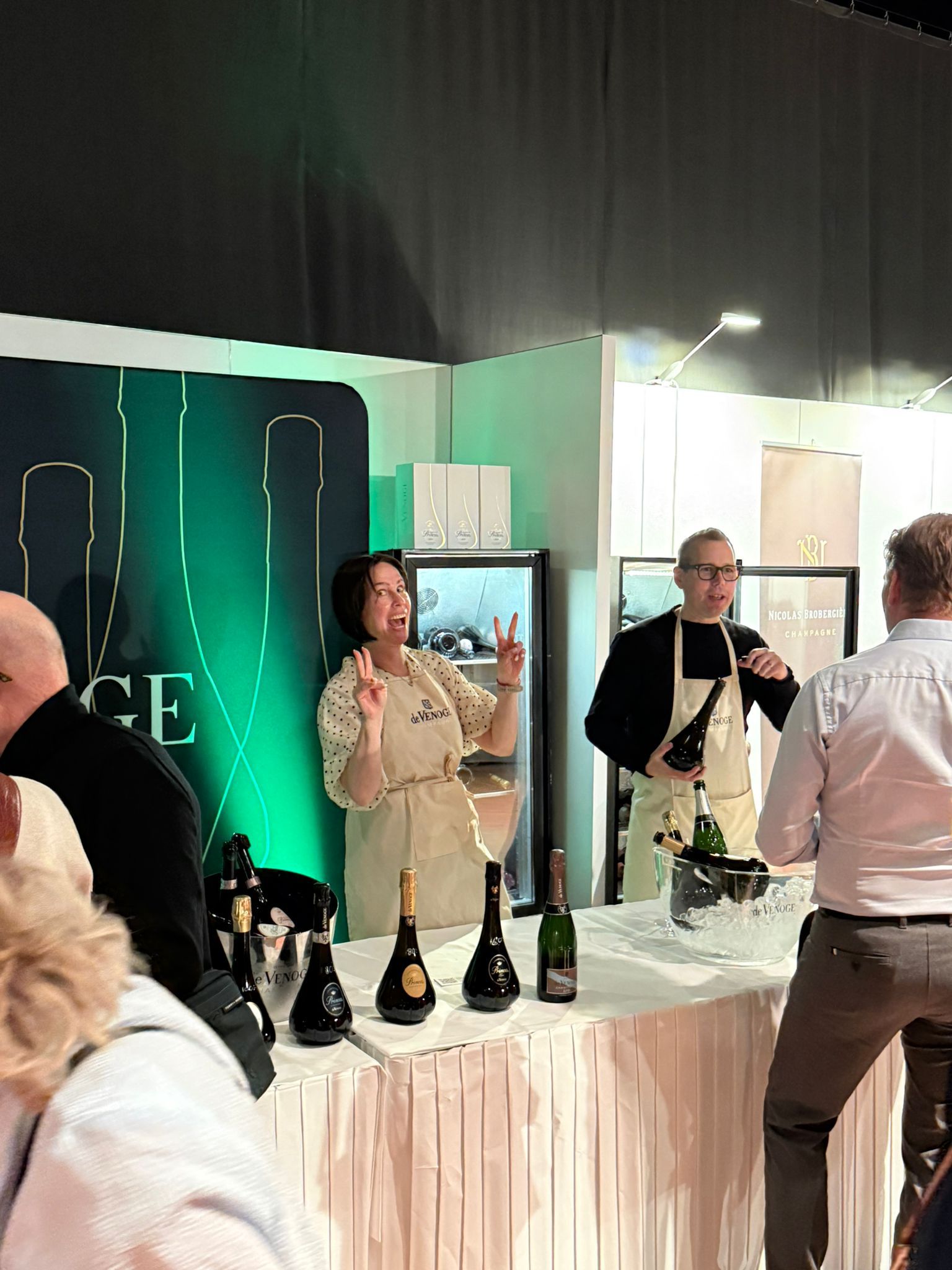 Teamet serverar champagne i montern