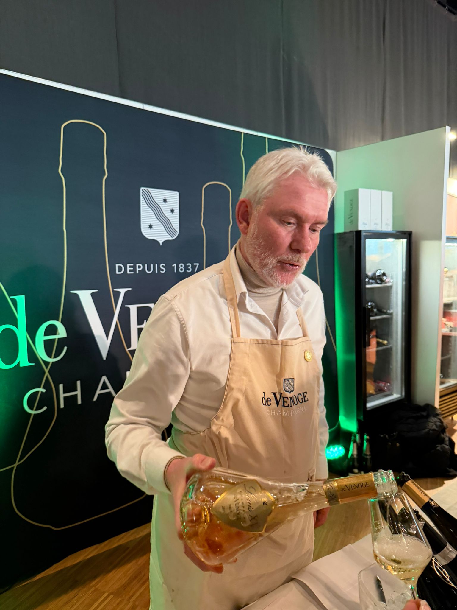 Champagne serveras i de Venoge-montern