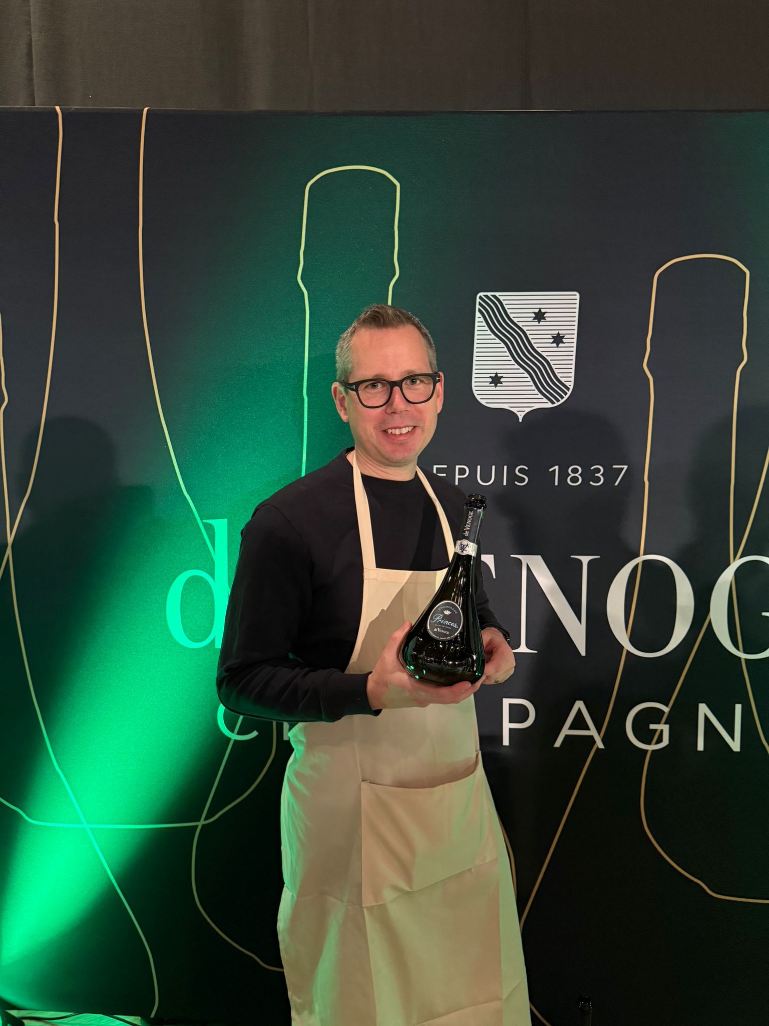 Pierre Gewerth med en flaska de Venoge champagne